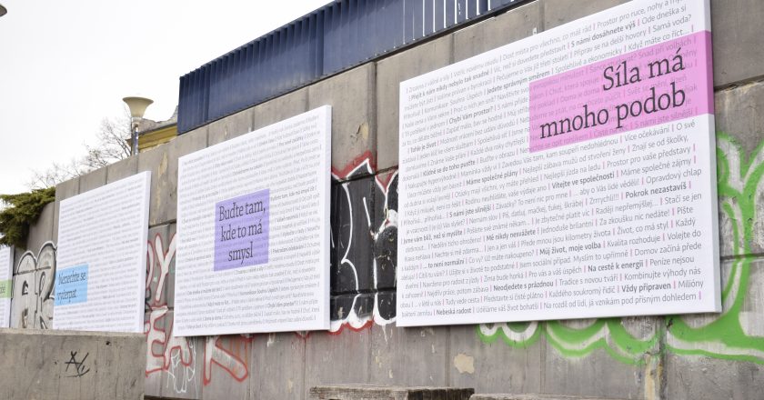 Venkovní Galerie Vltavská osvěžila veřejný prostor, vystavuje koláže dálničních billboardů