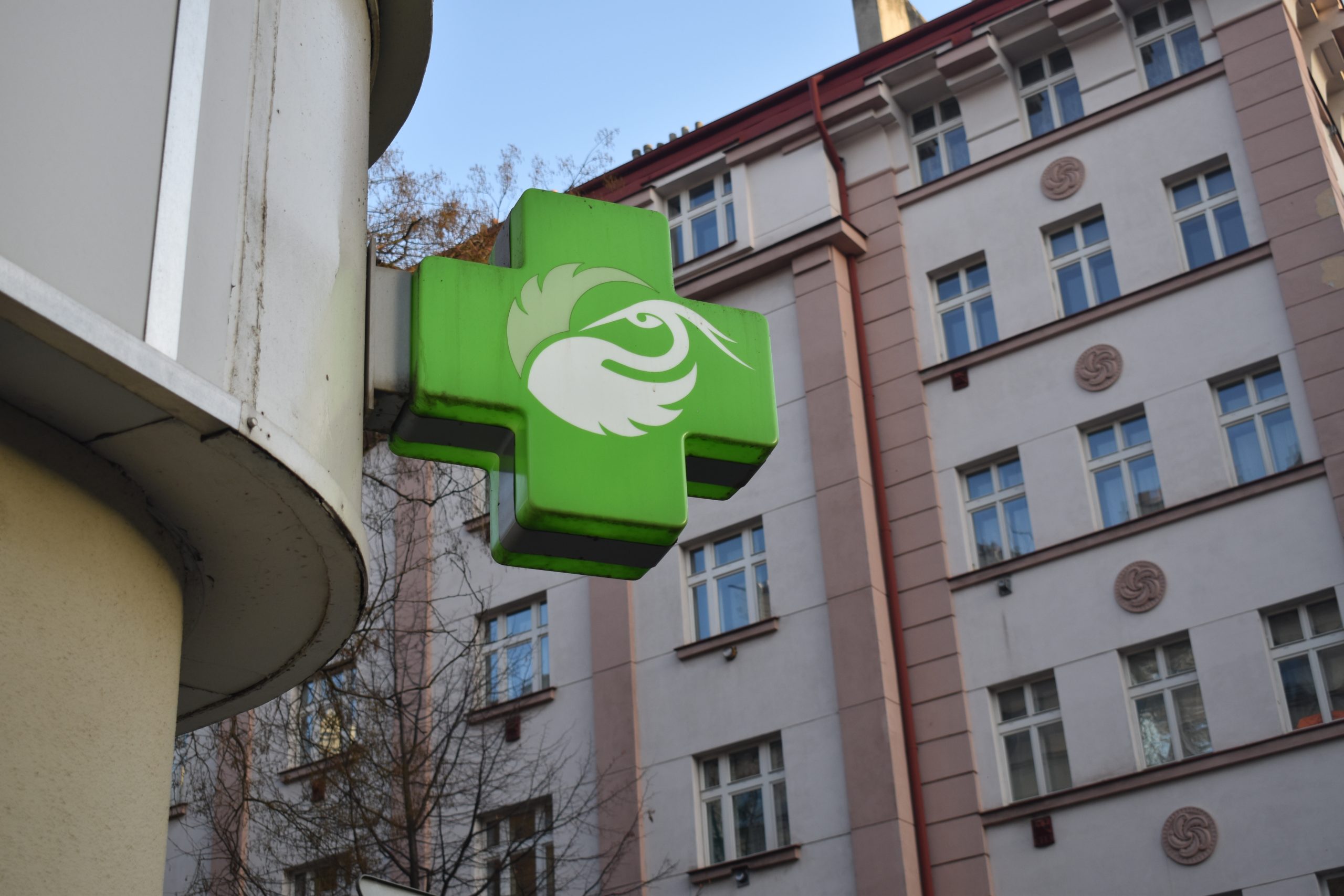 Respirátory v lékárnách nejsou. Na ty z restaurací pozor, varují odborníci