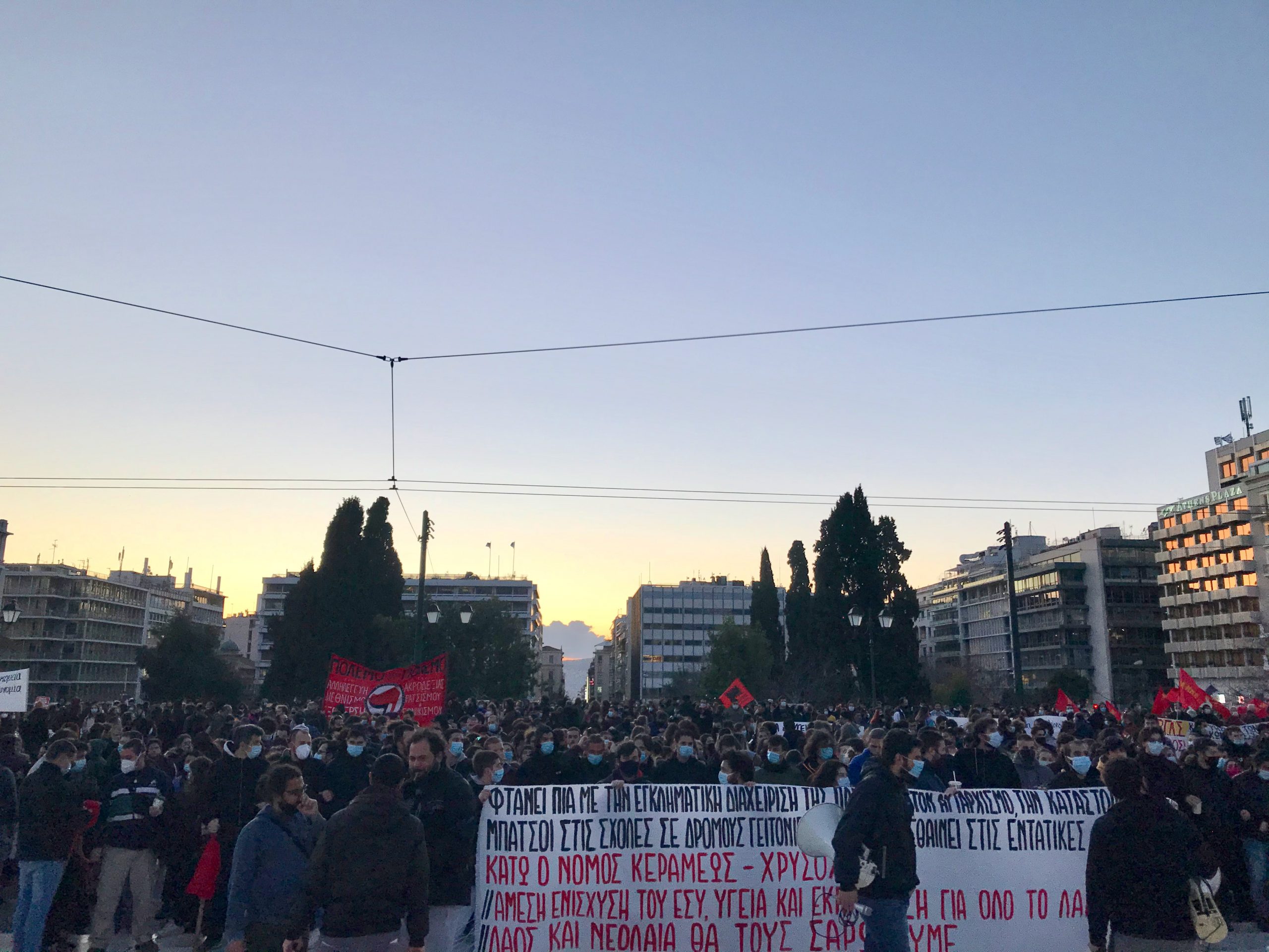 Policejní brutalita a nedostatek doktorů, Athény protestují