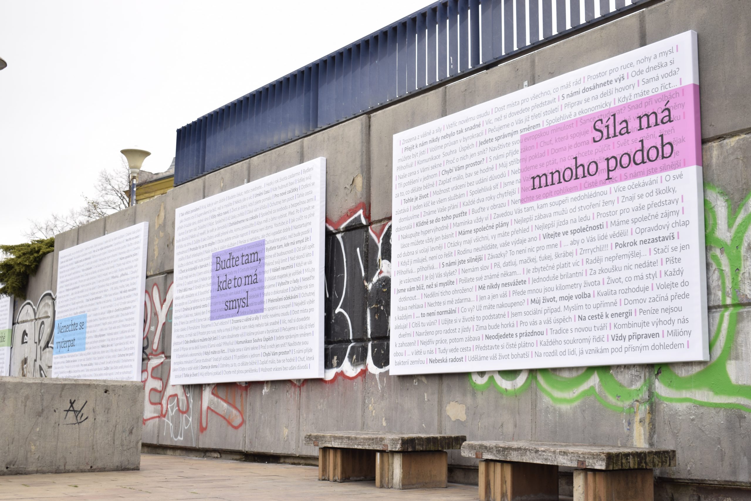 Venkovní Galerie Vltavská osvěžila veřejný prostor, vystavuje koláže dálničních billboardů