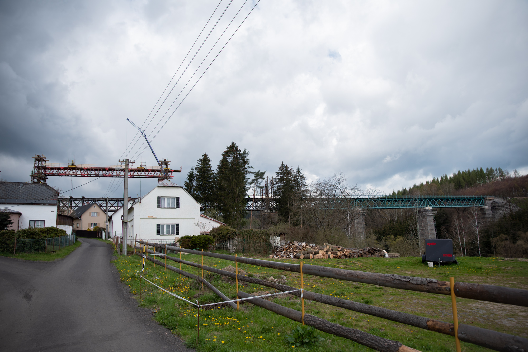 Na Šluknovsku mění železniční most, stavbu zbrzdil vítr i chybějící materiál