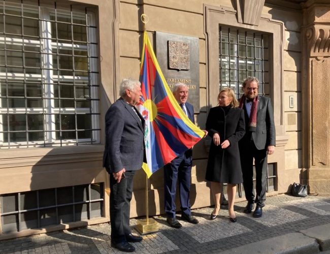 Vlajka Tibetu zavlála na budově Senátu a Poslanecké sněmovny