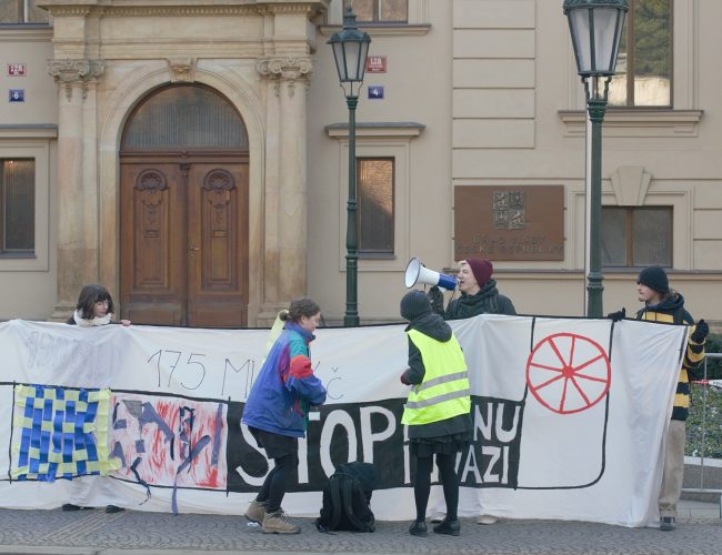 „Stop plynu, stop invazi.” Studenti protestují proti ruskému plynu před úřadem vlády