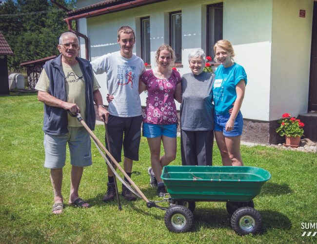 Přes den práce, večer kultura. Mladí dobrovolníci tráví dovolenou oživováním zapomenutých vesnic