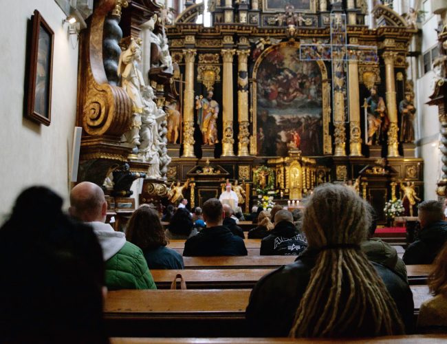 Foto: Při mši lidé zavzpomínali na oběti závislostí