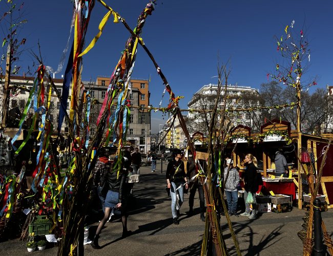 Velikonoční trhy se po dvouleté pauze vrátily na pražská náměstí. Stánkaři stále litují zrušení těch vánočních