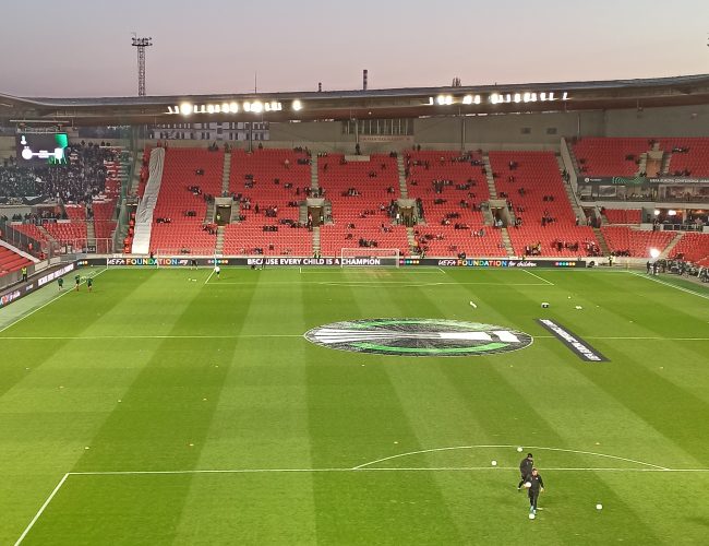 Venku akční remíza, co zápas doma? Slavia se proti Feyenoordu popere o semifinále Konferenční ligy