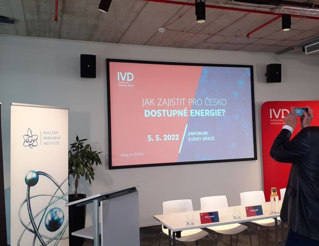 Závislost na ruských zdrojích energie musíme řešit hlavně na evropské úrovni, zaznělo na debatě o energetice