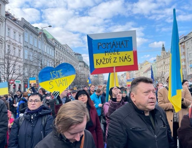 „Lidé se přestali zajímat, že nesvoboda někde pokračuje.“ Mluvčí české Amnesty International o umění protestovat