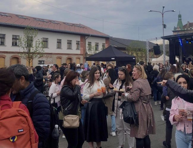 Pelmeně, varenyky a zpěv. Pražská tržnice ožila ukrajinskou kulturou
