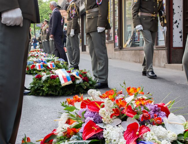 Politici si před Českým rozhlasem připomněli oběti Pražského povstání. Proslovy věnovali podpoře Ukrajiny
