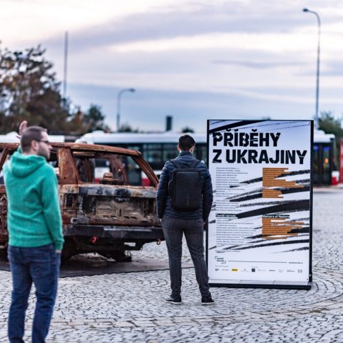 Výstava na Smíchově ukazuje zničená auta z Ukrajiny, navštívili ji ale i vandalové
