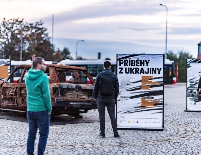 Výstava na Smíchově ukazuje zničená auta z Ukrajiny, navštívili ji ale i vandalové