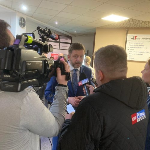 Rakušan vysvětloval obcím reformu pošty, Síkela nabídl pomoc obchodům