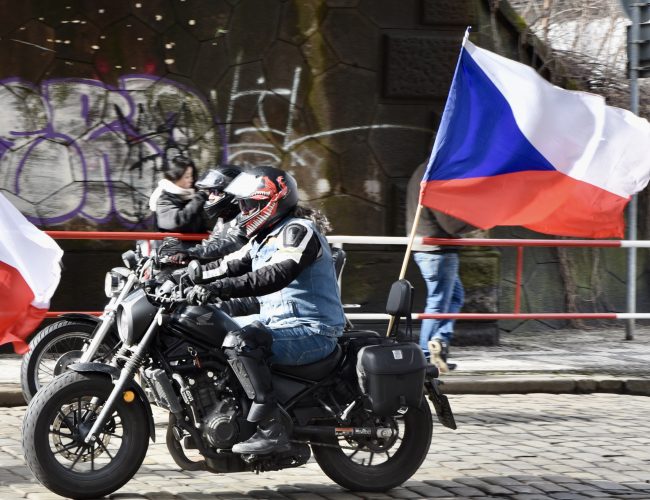 Highway to Hrad: Spanilou jízdou oslavují motorkáři inauguraci nového prezidenta