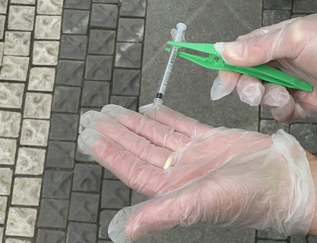 Bezpečnější Praha: strážníci sbírali injekční stříkačky na akci Jehla