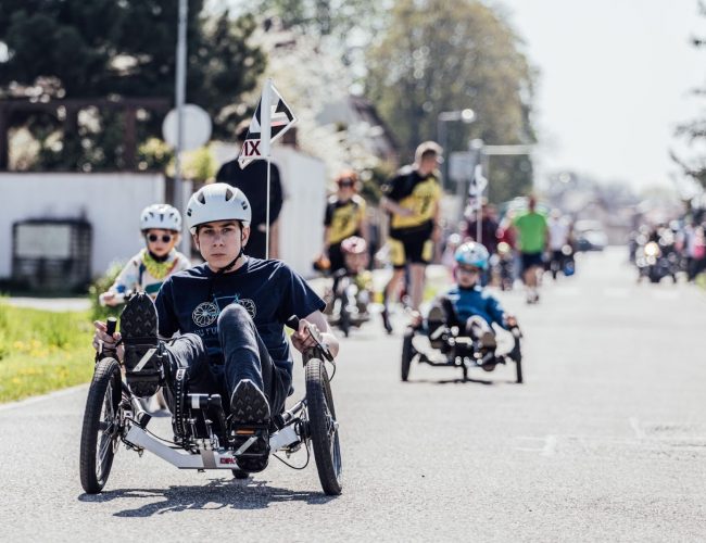 <strong>„Chci lidem předat, že pomáhat je správné.“ Projekt Kolo pro Adama sportem pomáhá handicapovaným dětem</strong>