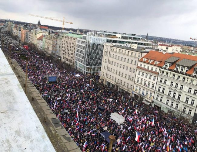 Rozdělení společnosti umocňují kulturní války a sociální sítě, říká politolog Charvát