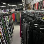 Místo odpadu módní poklad: V second handech nakupuje už polovina Čechů
