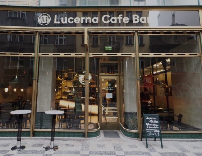 Podnik Lucerna Café Bar otevřel. Nabízí pestré menu i osvětlení dle denní doby 