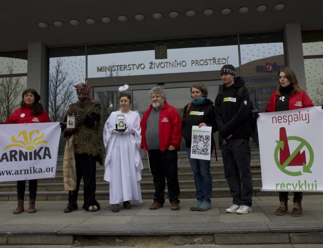 Kompost nebo strusku? Před budovou ministerstva protestoval spolek Arnika