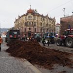 Hrouda hnoje před Úřadem vlády a zablokovaný provoz tramvají. Demonstrace nejde podle plánu