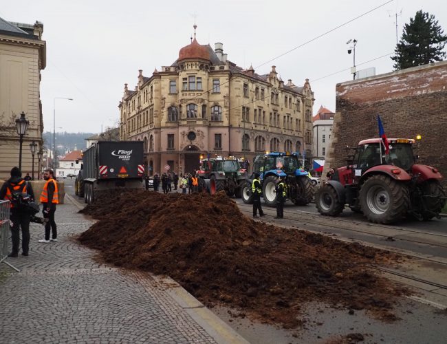 Hrouda hnoje před Úřadem vlády a zablokovaný provoz tramvají. Demonstrace nejde podle plánu