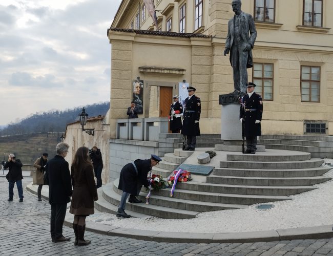 Uběhlo 174 let od narození Masaryka. “Tatíčkovu” památku uctil Parlament i pražští studenti