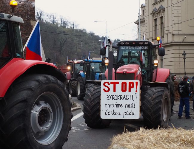 Zemědělci protestovali před Strakovou akademií. Vláda nebude ustupovat tlaku, vzkázal premiér i ministr
