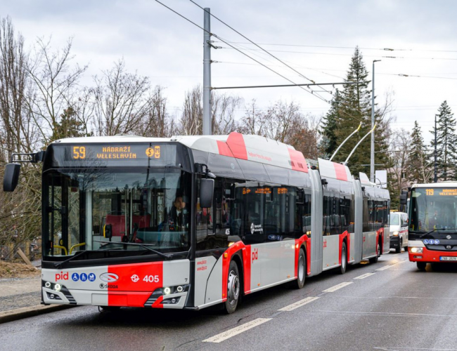 Teď trolejbus, v budoucnu vlak, metro už ne. Jak se mění cesta na pražské letiště?