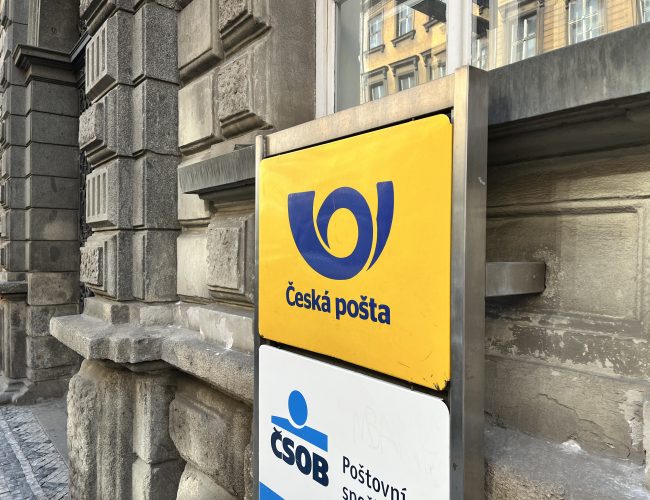 Po velkých škrtech minulý rok se Česká pošta pozvolna uzdravuje 