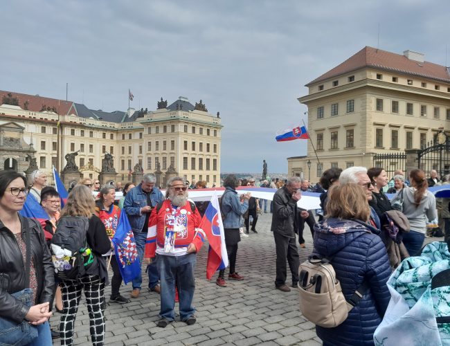 Hradčanské náměstí se zaplnilo demonstranty: Karlův kříž nemá v Německu co dělat