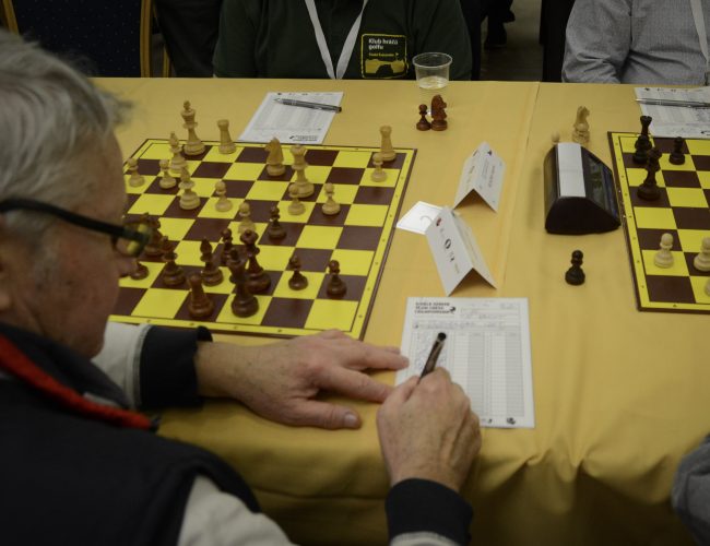 Seniorskými mistry světa v šachu se staly týmy USA a Anglie. Za Čechy válel Tomáš Polák