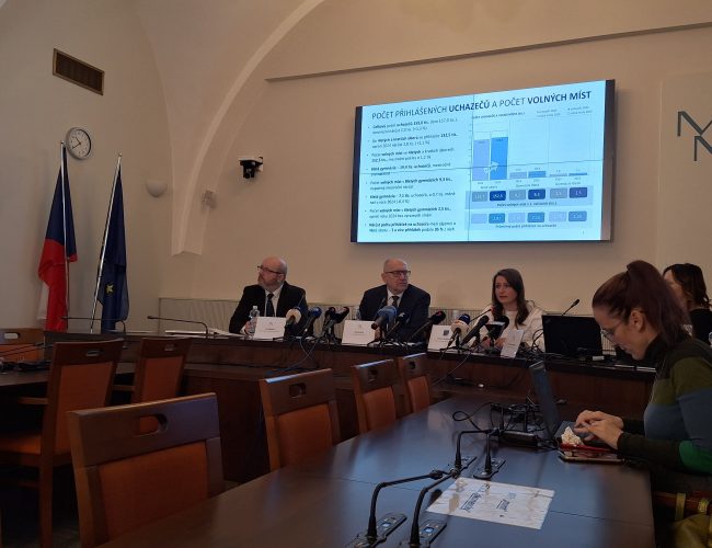 K přijímačkám na střední školy se chystá 159 tisíc žáků, 84 procent přihlášek přišlo elektronicky