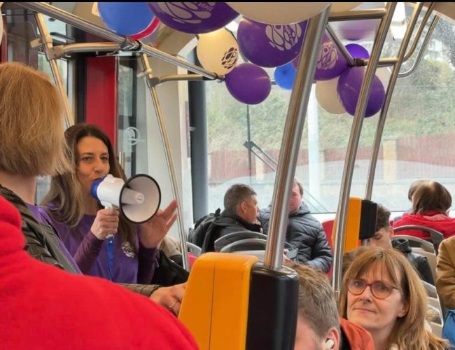 Fialová tramvaj v Praze zvyšovala povědomí o epilepsii