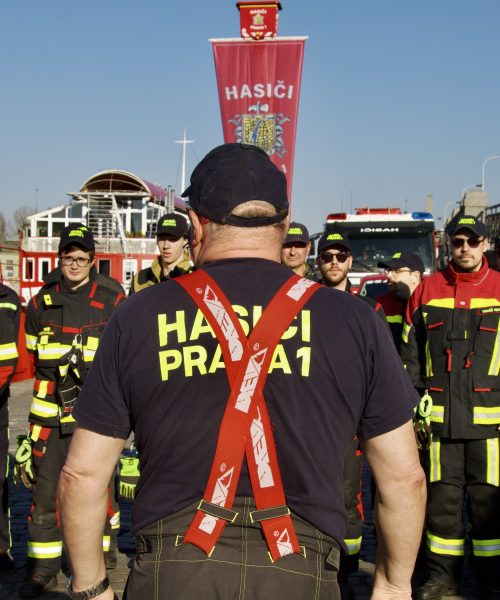 FOTOGALERIE: Dobrovolní hasiči Prahy 1 obdrželi nový kolový nakladač. Pomoct může při povodních