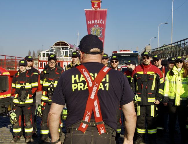 FOTOGALERIE: Dobrovolní hasiči Prahy 1 obdrželi nový kolový nakladač. Pomoct může při povodních