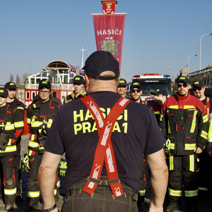 FOTOGALERIE: Dobrovolní hasiči Prahy 1 obdrželi nový kolový nakladač. Pomoct může při povodních