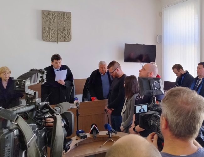 Policista napadl ženy v klubu, jedné zlomil kotník. Dostal podmínku
