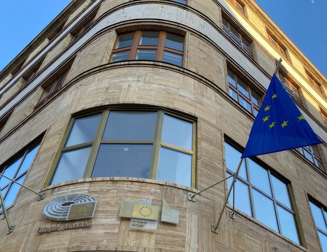 Pozastavení americké pomoci Ukrajině může být kritické. EU nemá silnou pozici, tvrdí politolog
