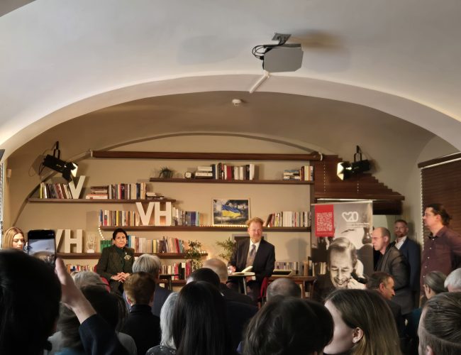 „Na začátku jsme se smáli ruské propagandě, západ si musí dávat pozor,“ říká exprezidentka Gruzie
