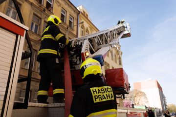 Praha 7 poskytla hasičům k výcviku činžák před rekonstrukcí