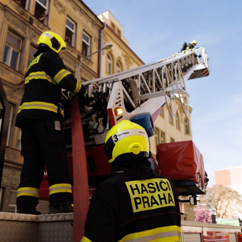 Praha 7 poskytla hasičům k výcviku činžák před rekonstrukcí