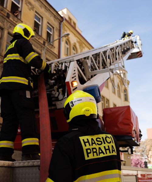 Praha 7 poskytla hasičům k výcviku činžák před rekonstrukcí