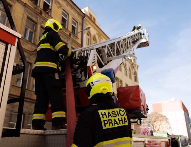 Praha 7 poskytla hasičům k výcviku činžák před rekonstrukcí