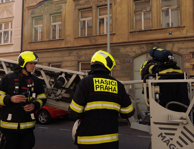 Opuštěný dům v Holešovicích posloužil k výcviku hasičů. Podobných prostor potřebují víc
