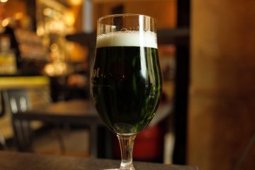 Zelené pivo dominuje svátečnímu dni, duchovní rozměr ustupuje do pozadí