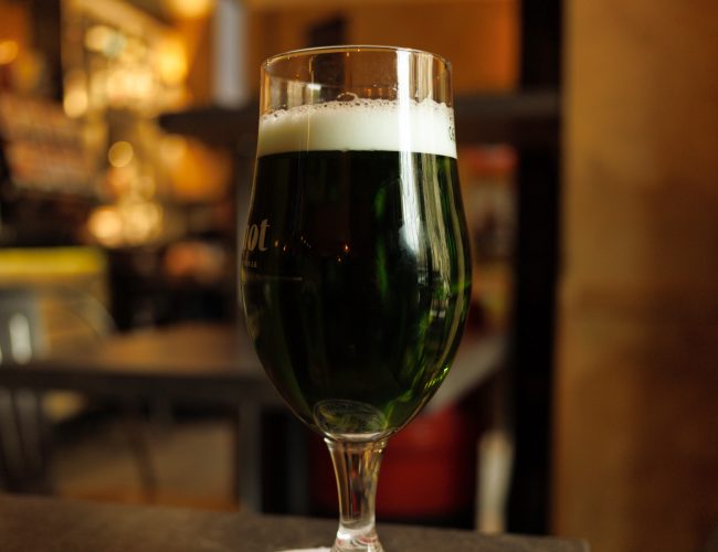 Zelené pivo dominuje svátečnímu dni, duchovní rozměr ustupuje do pozadí