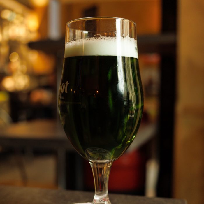 Zelené pivo dominuje svátečnímu dni, duchovní rozměr ustupuje do pozadí