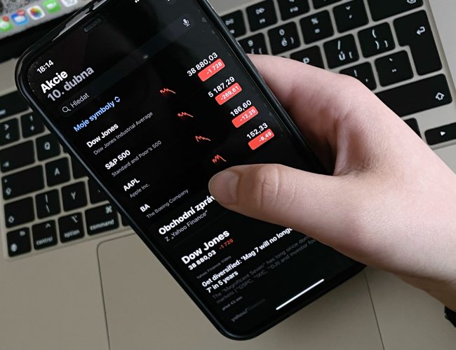 Trump hasí hrůzu z drahých iPhonů, cla na Čínu jejich ceny zvednou